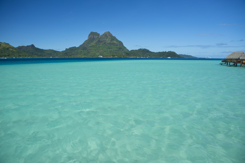 Прекрасные цвета лагуны острова Бора-Бора Bora Bora island with its beautiful lagoon