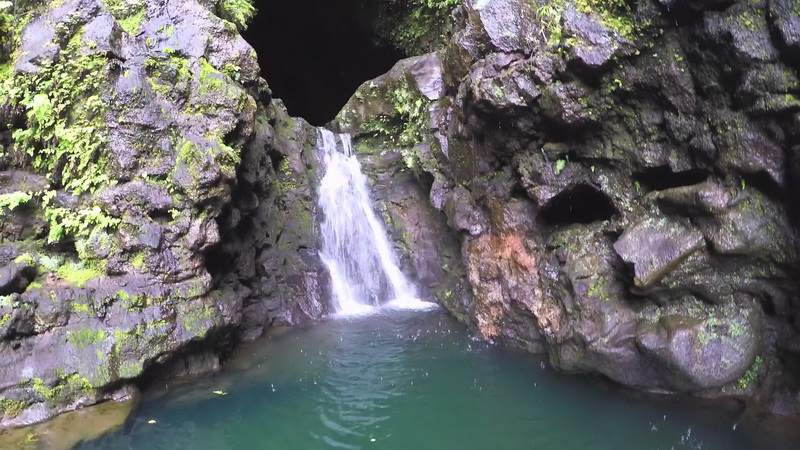 Водопад в глубине острова Таити waterfall inside of Tahiti
