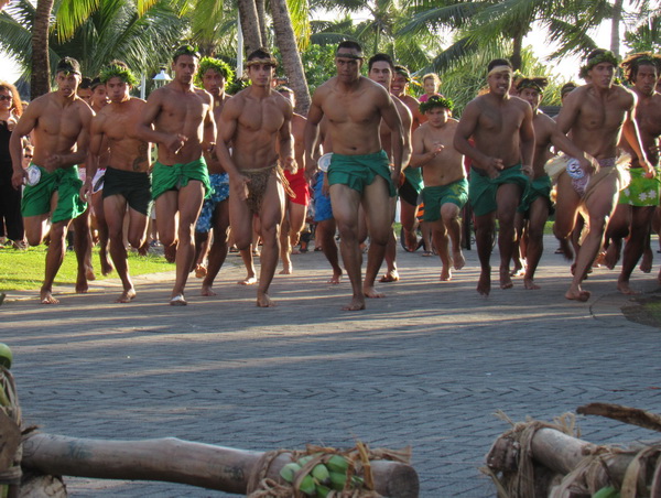 Старт гонки The start of the running with fruits